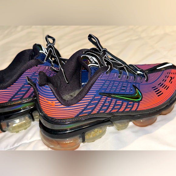 NikeVaporMax360. W size 6.5. Multi color, iridescent great condition shoes. π©· - Picture 3 of 16